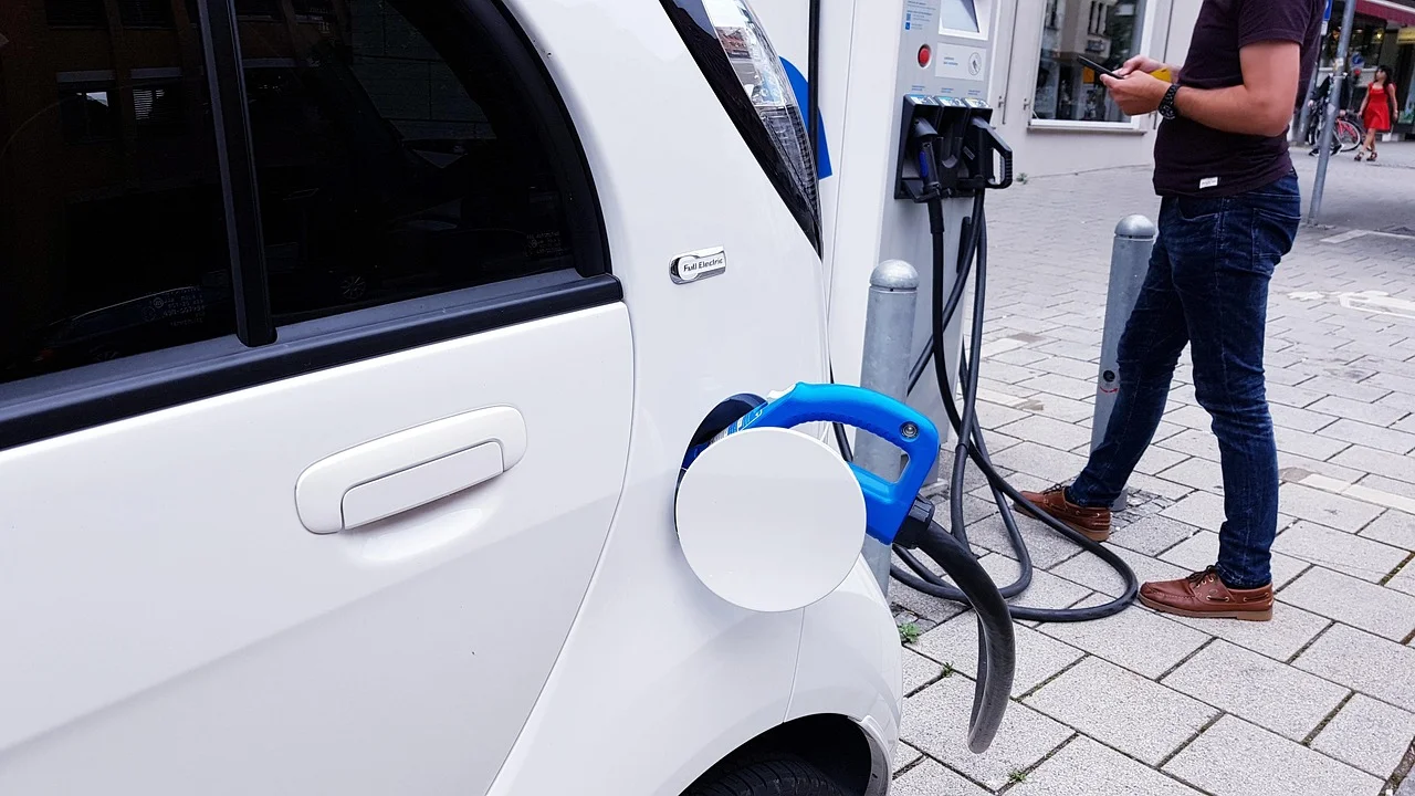 Elektromobilność w inteligentnym domu: technologiczna rewolucja w energetyce