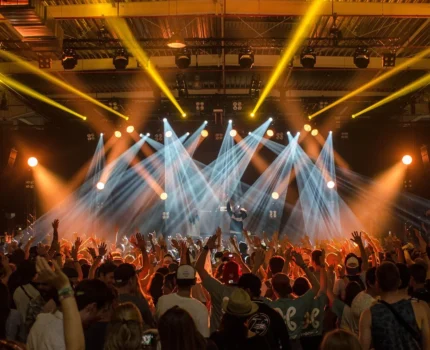 Wynajem oświetlenia jako klucz do niezapomnianych eventów i koncertów