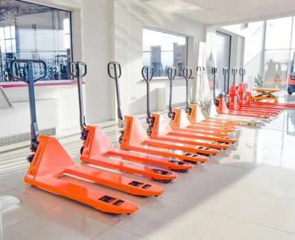 Wynajem wózków widłowych w Warszawie — zwiększ wydajność magazynu