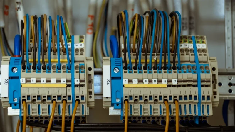 Jak podłączyć gniazdko elektryczne — krok bezpieczny